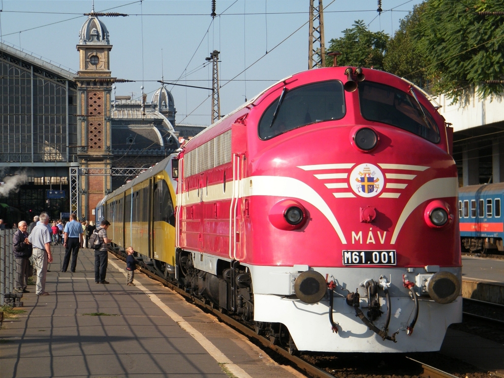 M61 001 mit dem Totus Tuui-Zug (Zug fr die Erinnerung von Johannes Paul II.) am Bahnhof Budapest-Nyugati, am 17. 09. 2011. 