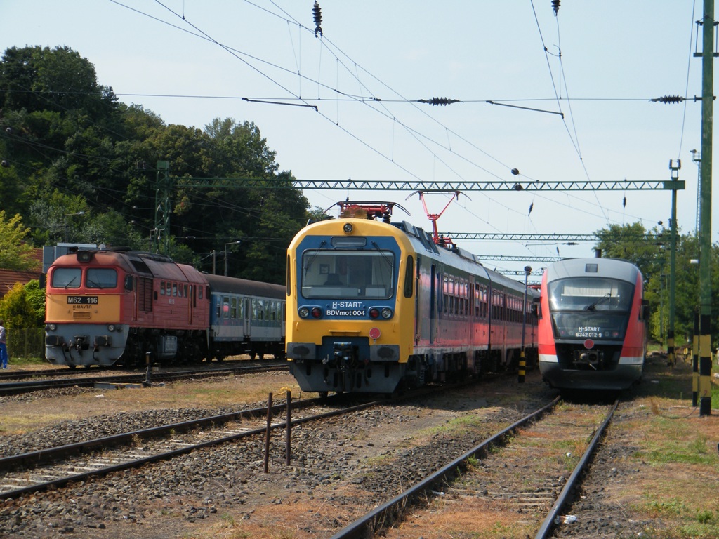 M62 116 (mit Personenzug nach P�cs), BDVmot 004 und 6342 012 warten am Bahnhof Fony�d, um sie am Nachmittag abfahren zu k�nnen, am 28. 08. 2011.  