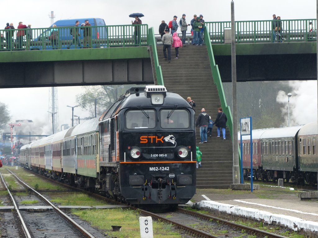 M62 1242 der STK vor einem Sonderzug in Wolsztyn. 27.4.2013