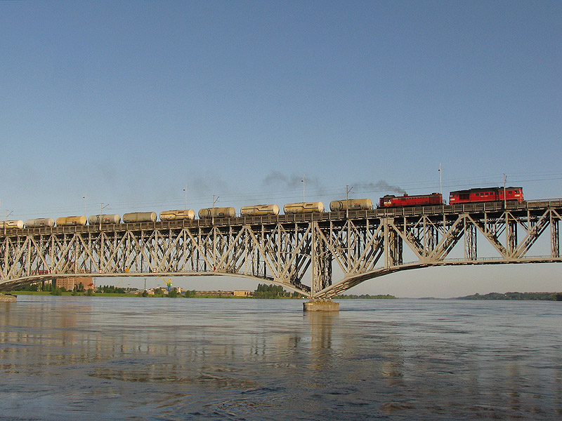 M62-1685 und TEM2-169 mit einem Gterzug auf der Brcke in Płock (Betreiber: Orlen Koltrans)