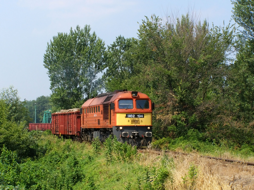 M62 194 auf einem Industriegleis in Baja - 11.07.2011.