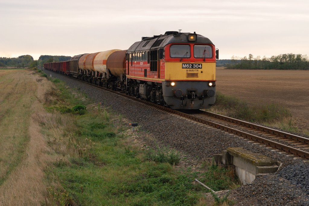 M62 304 mit Gterzug bei Probac (15.10.2009)