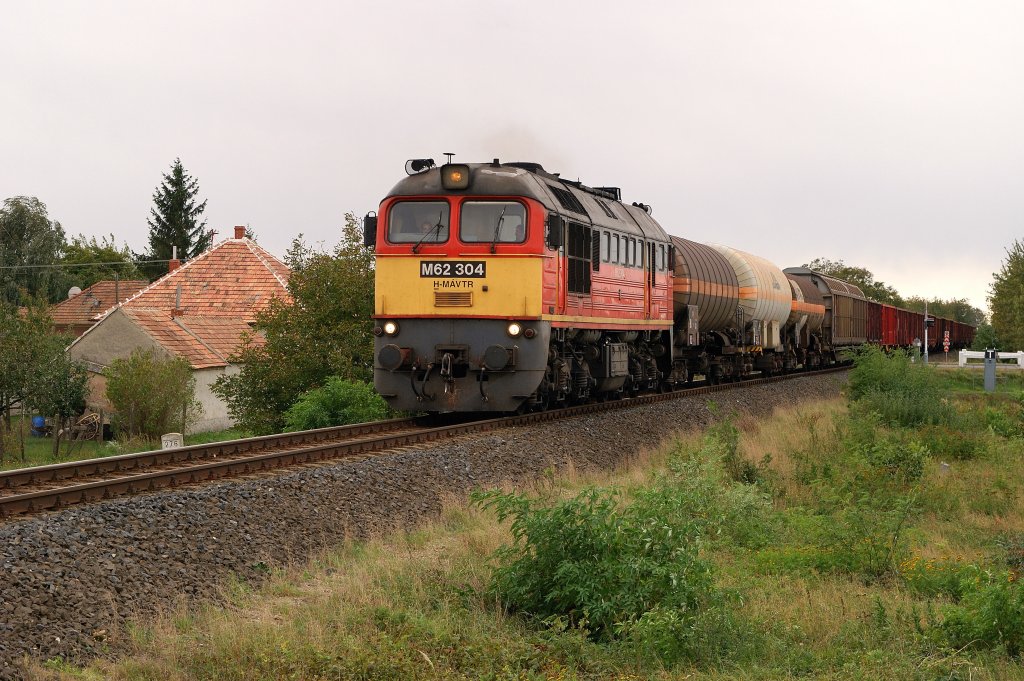 M62 304 mit Gterzug bei Repcelap (15.10.2009)