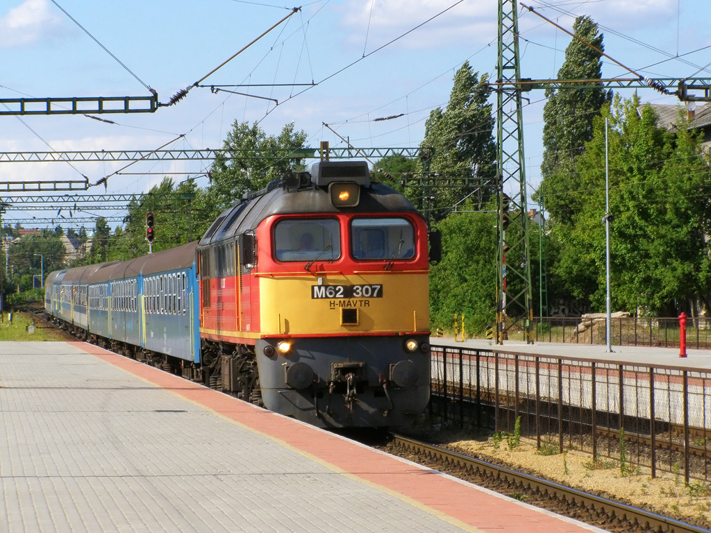 M62-307 mit einem Schnellzug von Budapest-Dli nach Tapolca - 20.06.2011 Budapest-Kelenfld