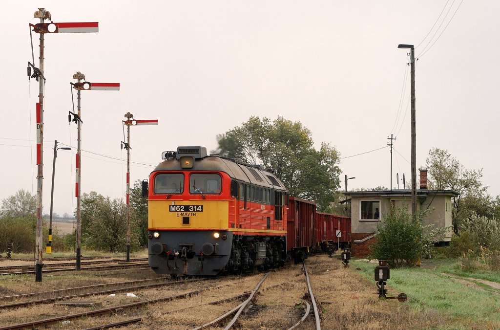 M62 314 mit Gterzug in Bodajk (14.10.2009)