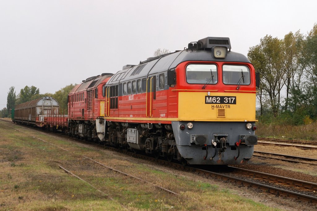 M62 317 und 165 mit G�terzug in Bodajk (14.10.2009)