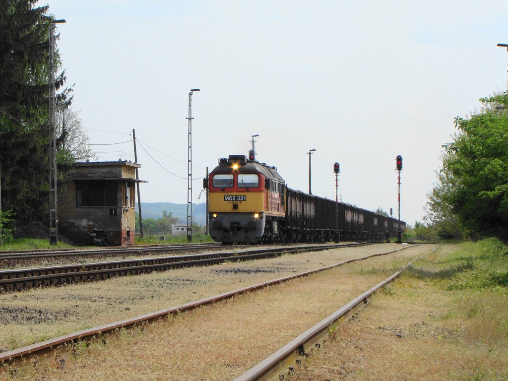 M62 321 in Bahnhof Gelse.02.05.2010