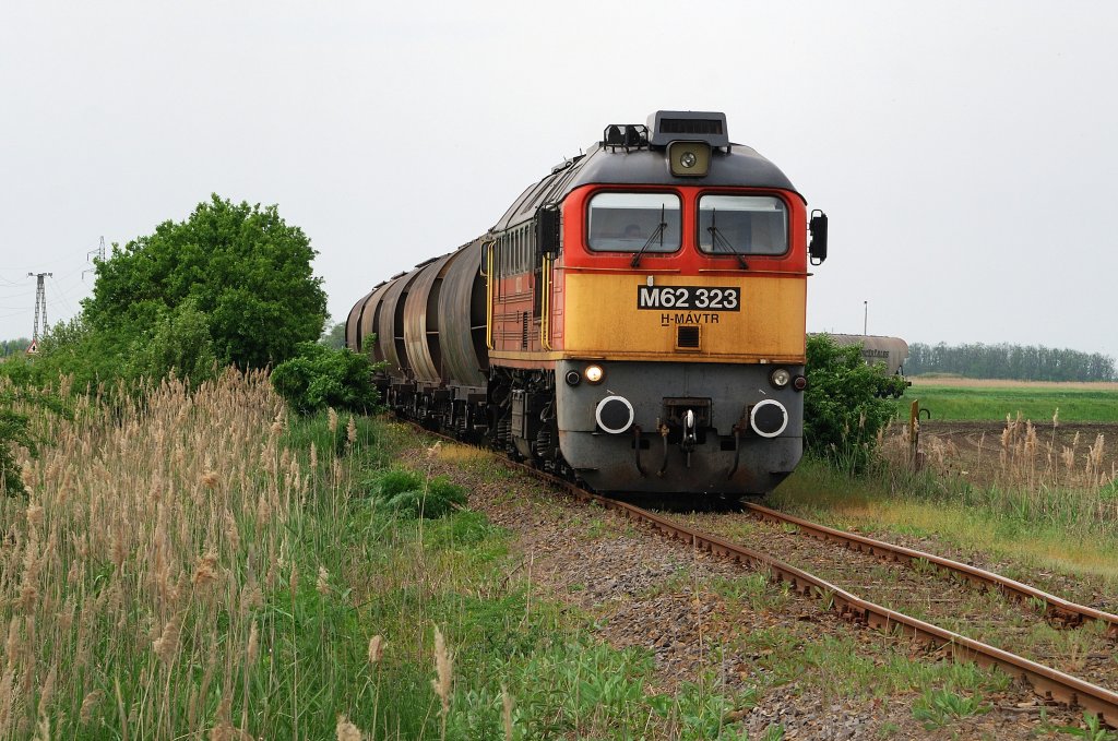 M62-323 mit Gterzug beim Anschlu 'Evonik Agroferm' in Kaba (05.05.2010)