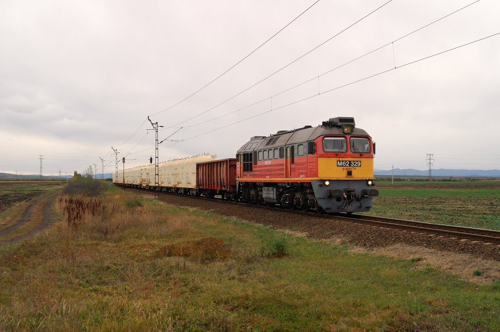 M62 329 mit Gterzug bei Fzeabony (13.10.2009)