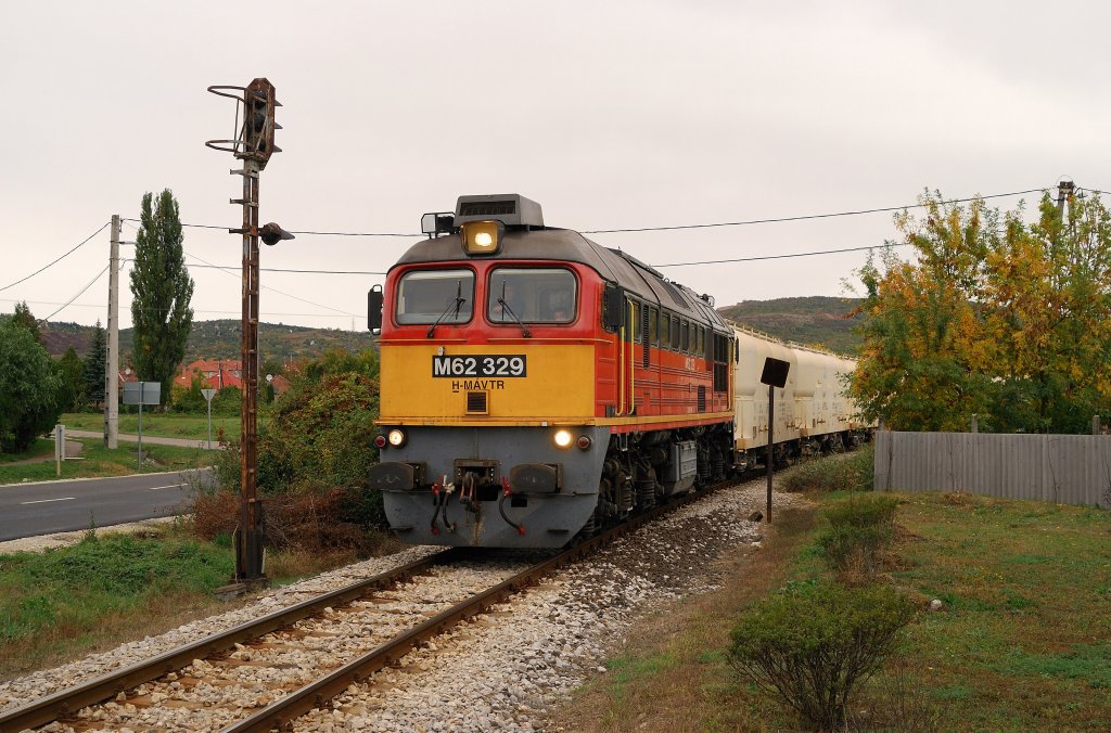 M62 329 mit Kalkzug in Eger (13.10.2009)