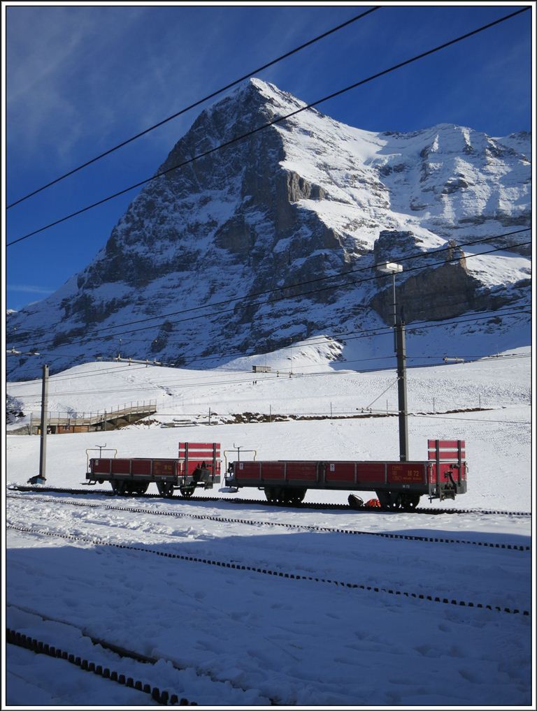 M62 und M72, Gterwagen der Jungfraubahn in Kleine Scheidegg mit Aussicht auf die Eigernordwand. (13.11.2012)