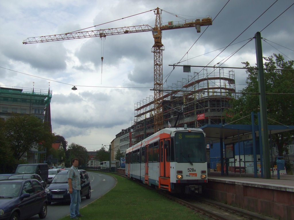 M8C 528 im Rahmen einer Sonderfahrt an der Haltestelle Adenauerplatz. Bielefeld, 28.08.2011.