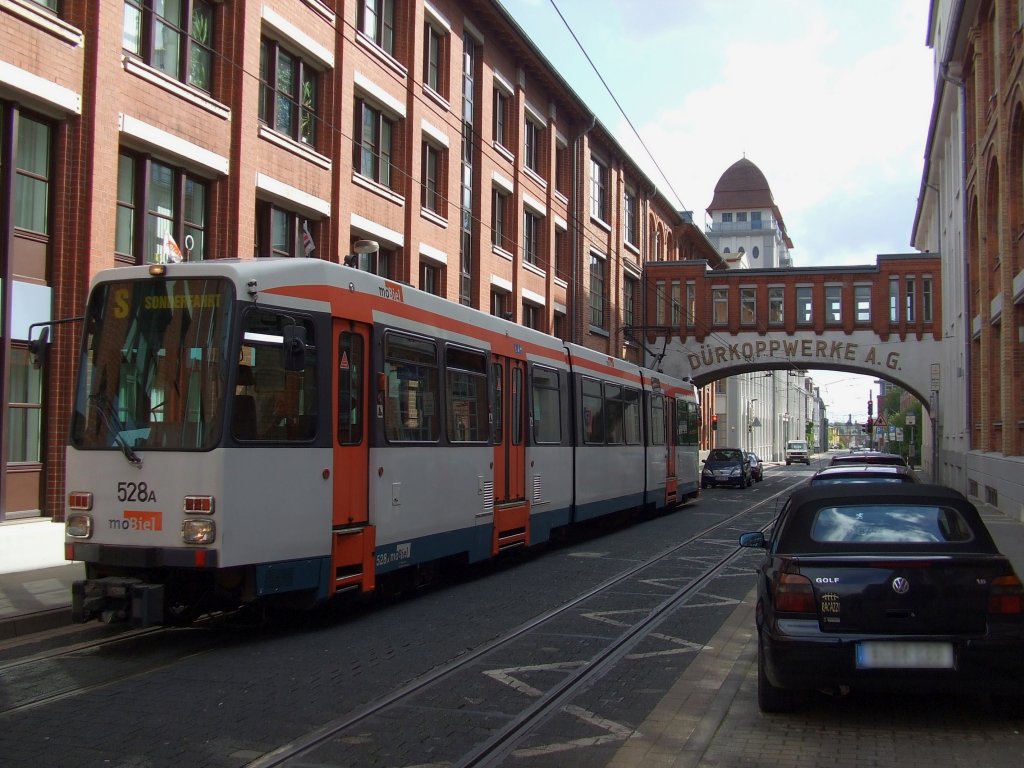M8C 528 im Rahmen einer Sonderfahrt an der Haltestelle Nicolaus-Drkopp-Strae. Bielefeld, 28.08.2011.