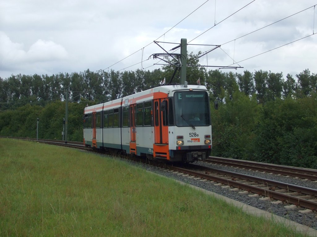 M8C 528 im Rahmen einer Sonderfahrt kurz hinter der Haltestelle Milse. Bielefeld, 28.08.2011.