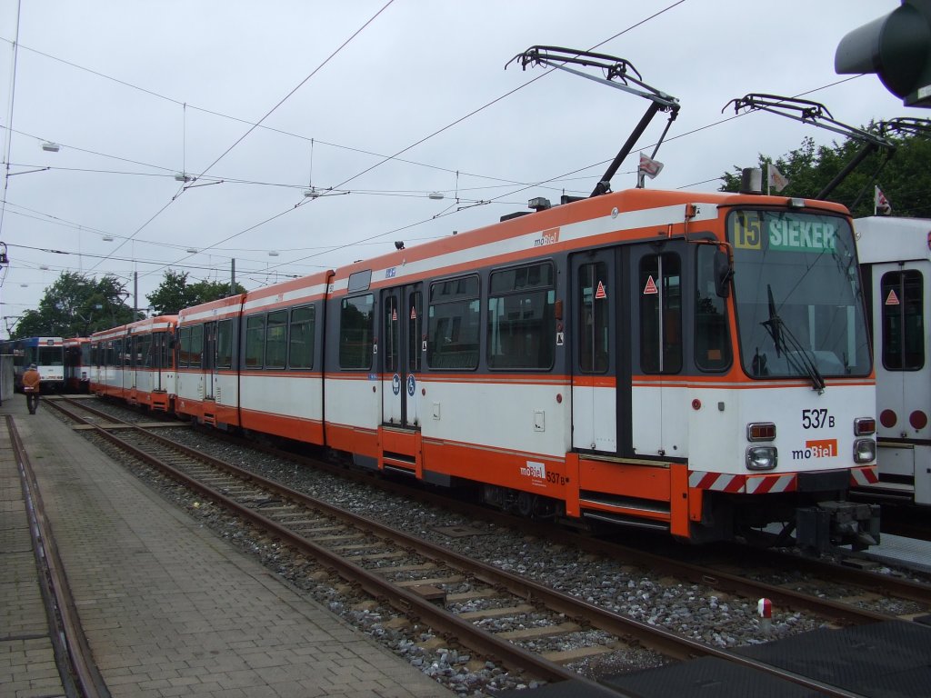 M8C 537; aufgenommen am 03.07.2011 beim  Tag der offenen Tr  des Bielefelder Verkehrsunternehmens moBiel.