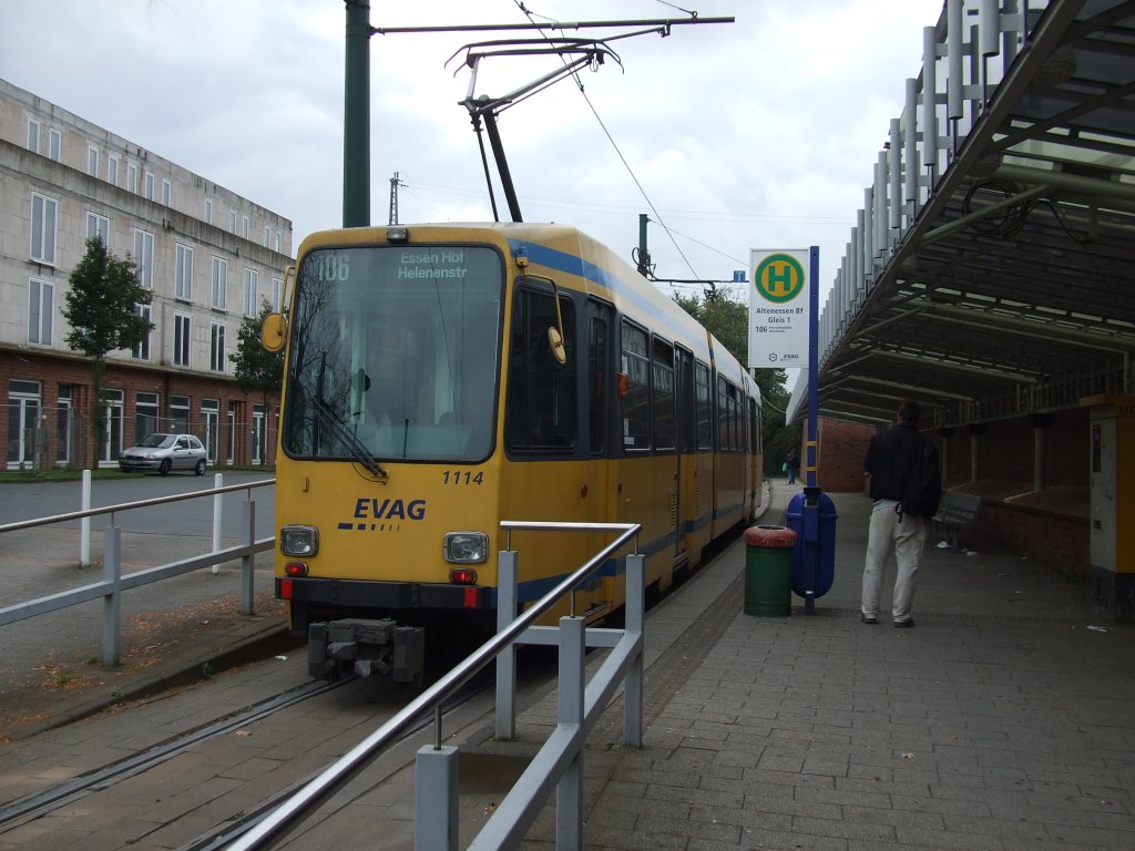 M8C (achtachsiger Meterspurwagen mit Choppersteuerung {Gleichstromstellersteuerung}) 1114 der EVAG steht an der Haltestelle Altenessen Bahnhof. Hier endet die Linie 106. Aufgenommen am 15.10.2010.