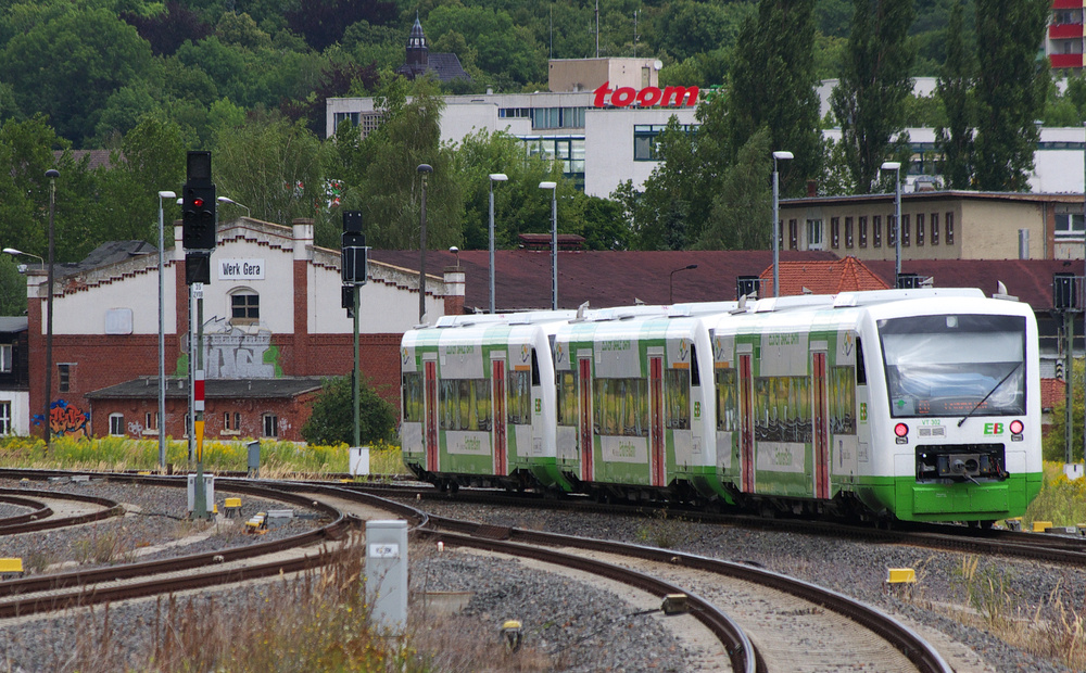 Macht es eigentlich Sinn....Lok bespannte Zge abzuschaffen und dafr Triebwagen in Mehrfachtraktionen fahren zu lassen?

Drei Regioshuttle der Erfurter Bahn (VT 315 + 302 + unbekannt) verlassen den Hauptbahnhof von Gera in Richtung Leipzig.

07.08.2012

KBS 550 - Bahnstrecke 6383 Leipzig-Leutzsch - Probstzella