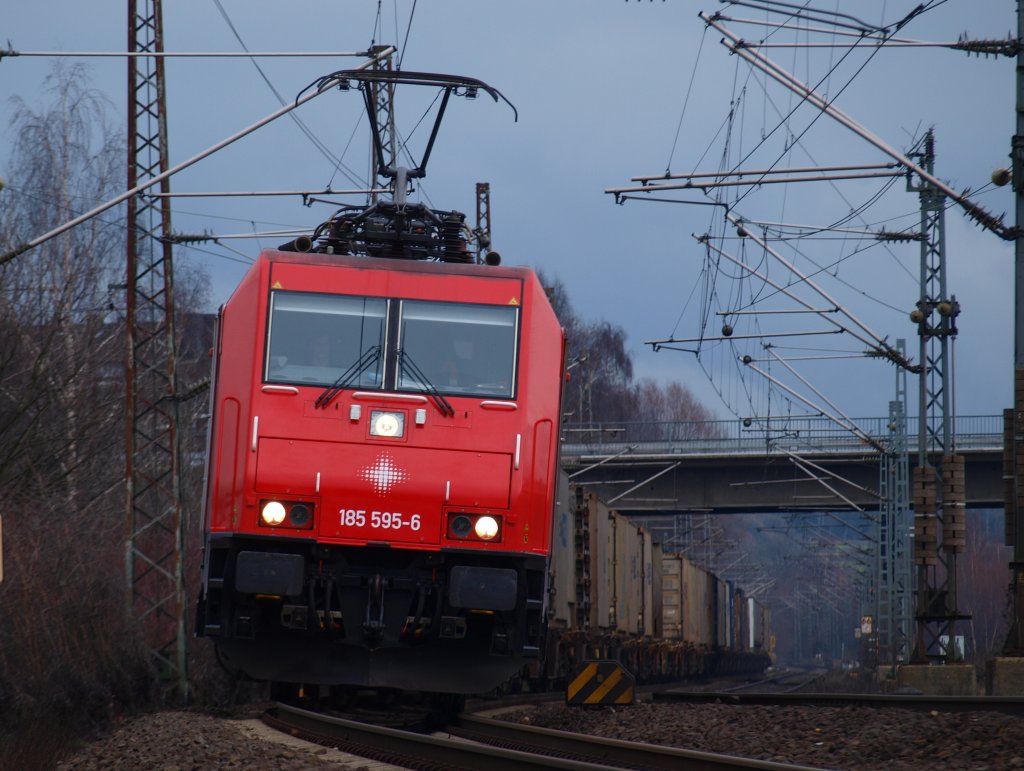 Macht sich richtig gut im neuen Outfit, 185 595-6 von Crossrail mit einem Containerzug am Haken am 15.02.2011 auf der KBS 480 bei Aachen Rothe Erde aus Richtung Kln kommend.