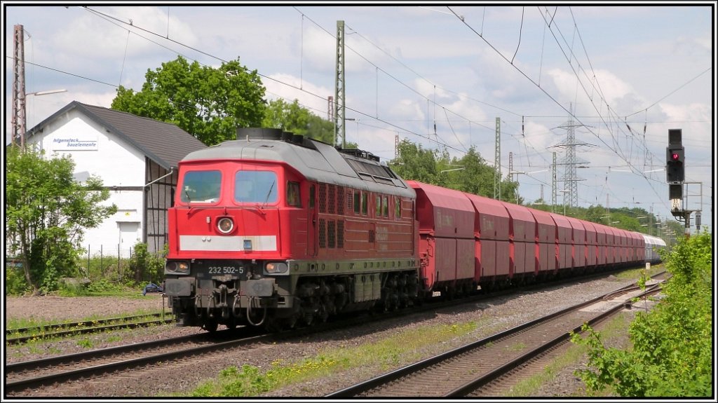 Madame Ludmilla auf Durchfahrt in Lintorf Ratingen.Immer wieder ein Genuss fr die Ohren,der fette Dieselsound. Mit einen Kalkleerzug geht es gleich auf die Angertalbahn nach Wlfrath. Bildlich festgehalten im Mai 2013.