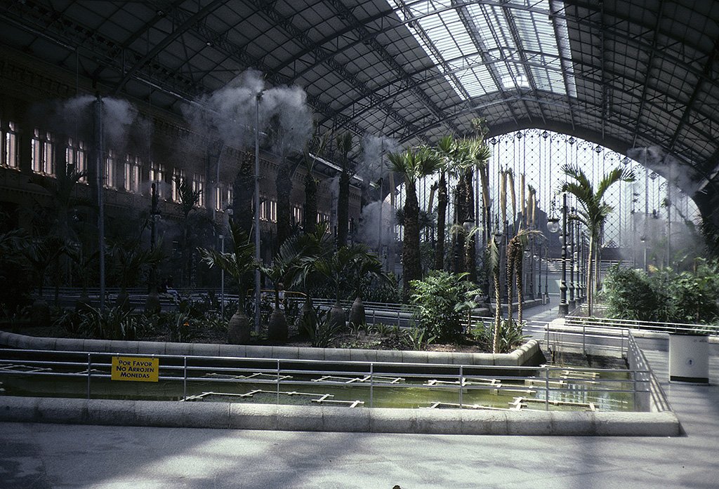 Madrid. Die Halle des Bahnhofs Atocha beherbergt einen botanischen Garten. Aufnahme von Juni 1993, HQ-Scan ab Dia.
