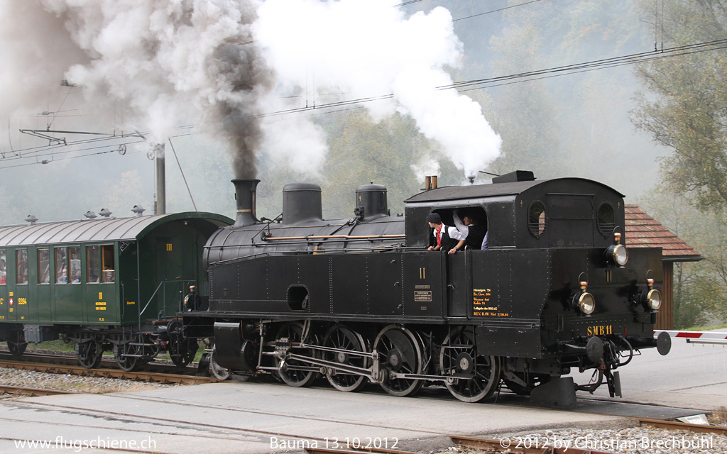 Mchtig Dampf am 13. Okt. 2012 macht die SMB 11 Ec4/5 bei der Ausfahrt aus dem Bhf Bauma.
