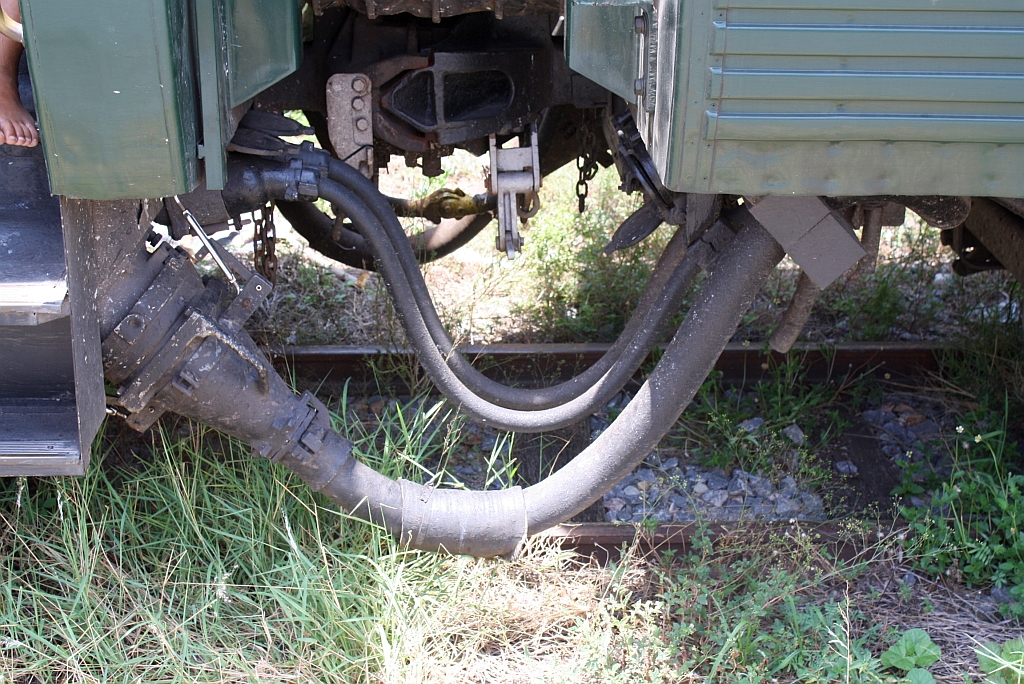 Maechtig sind die Steuerleitungskupplungen der E&O Express Wagen. Bild vom 13.Mai 2012 auf dem Gelände des Phahon Yothin Yard. 

