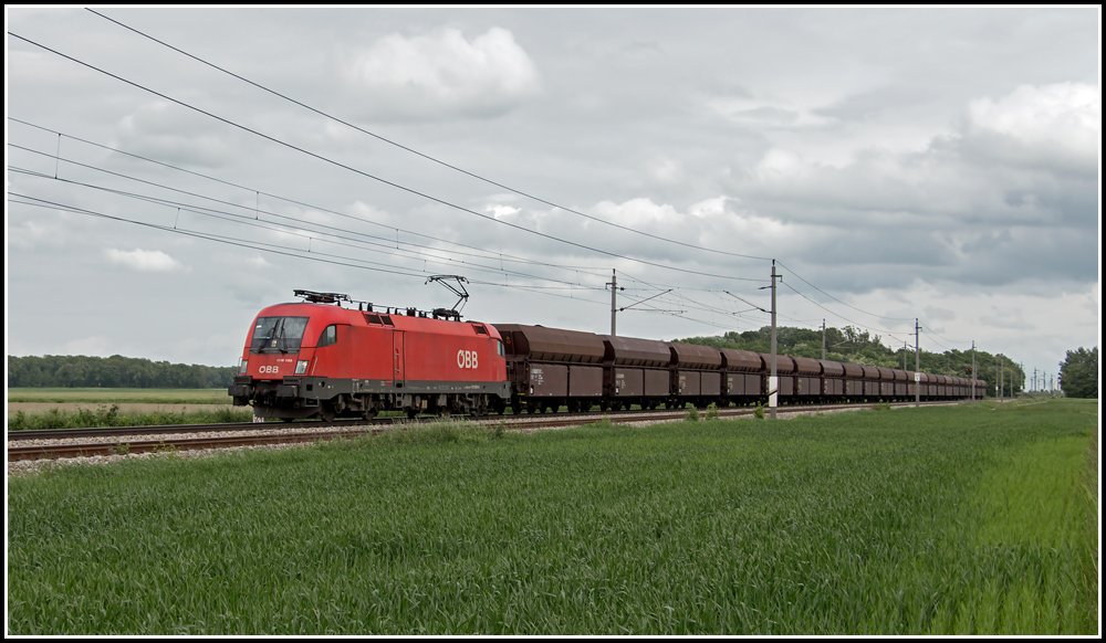 M�chtig viel Kohle transportiert 1116 088 mit dem GAG 47041 (Breclav - Leoben Donawitz) am 17. Mai 2013, hier bildlich festgehalten bei der Hst. Untereggendorf.