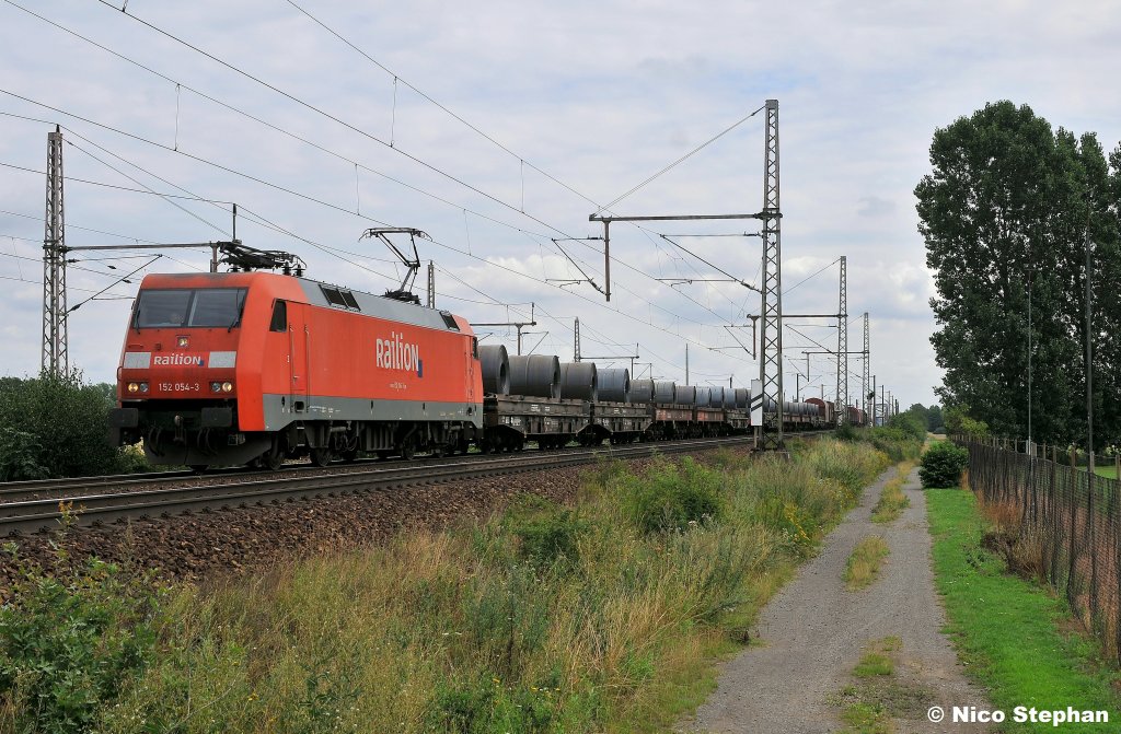 Mchtig zu tun hatte 152 054-3 mit ihrem Coilsganzzug auf dem Weg zu den Deutschen Automobilbauern (06.08.10 Dedensen-Gmmer)