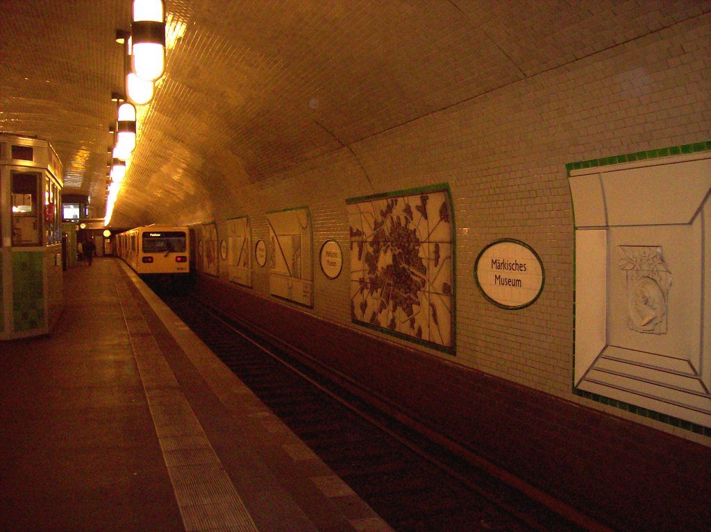 Mrkisches Museum, Station der U2, Bahnsteig mit Zug nach Pankow (19.08.2010)