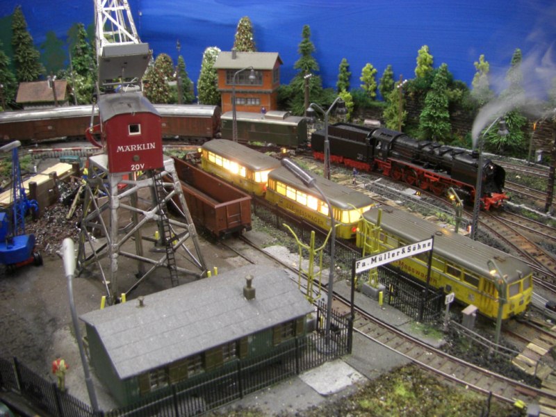 Mrkli BR 50 mit einem Gterzug bei der Einfahrt in den Bahnhof Radeburg.
Im Vordergrund der gealterte Messzug.