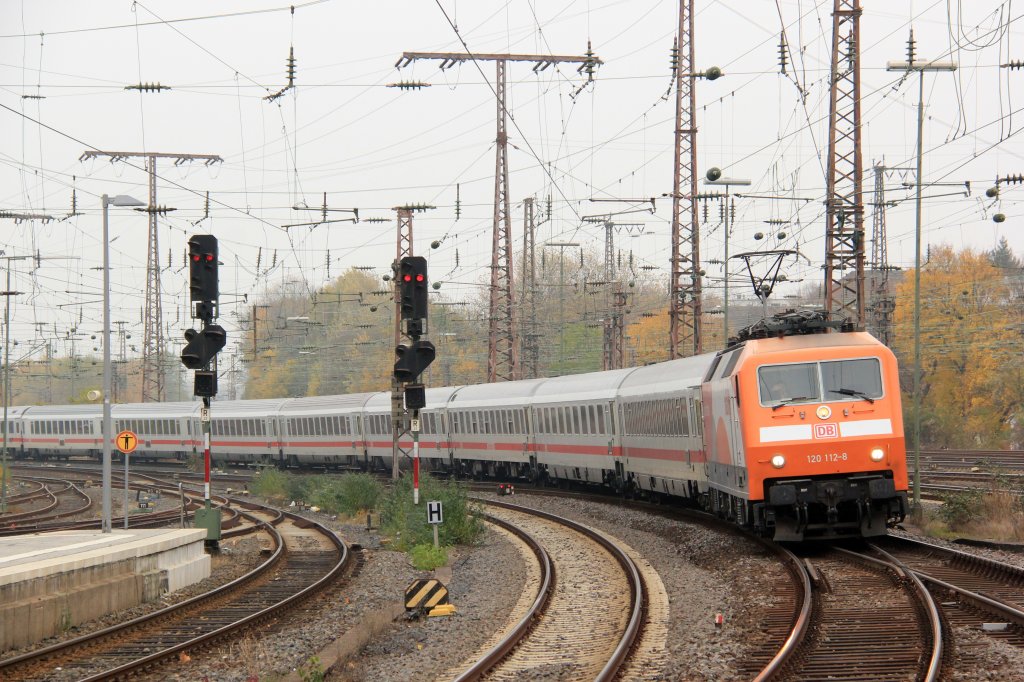 Märklin 120 112-8 am 16.11.2012 in Essen Hbf. Der Lokführer wollte nicht auf diesem Foto zu erkennen sein.