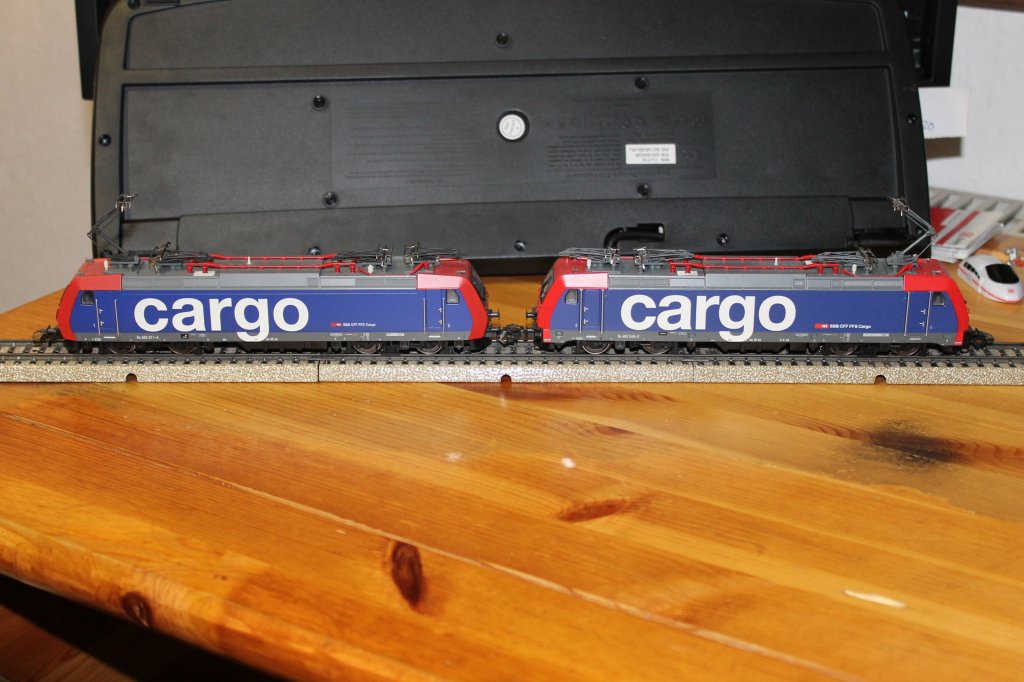 Mrklin 36851 (Links), SBB Cargo Re 482 011-4 und Mrklin 36606 (Rechts), SBB Cargo Re 482 046-0