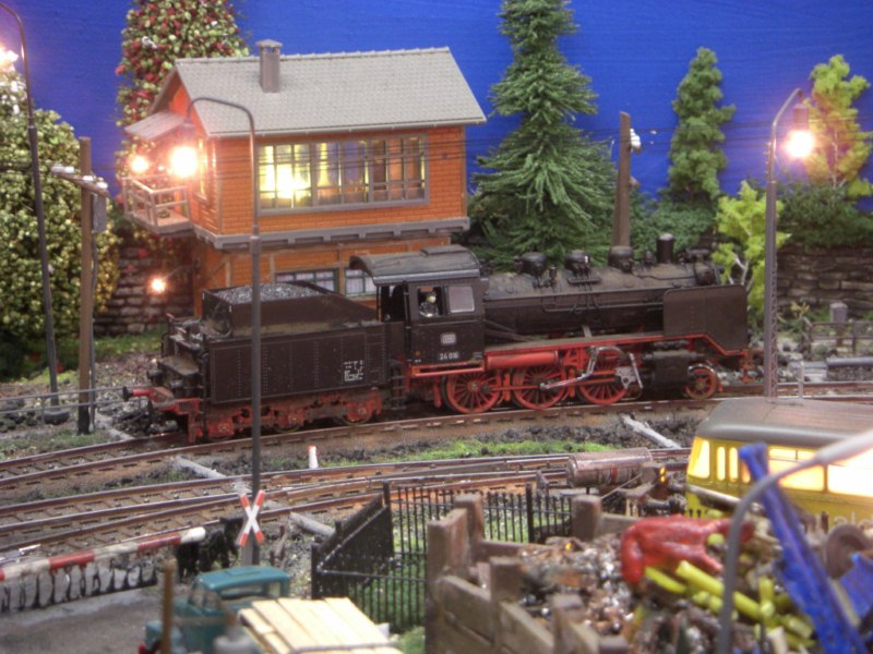 Mrklin BR 24 36240 mittels Pulverfarben und Klarlack gealtert.
Die Lok scheint wohl schon bessere Zeiten gesehen zu haben.
Da ich aber drei BR 24 im Bestand habe, wird es auch welche geben die noch besser aussehen.