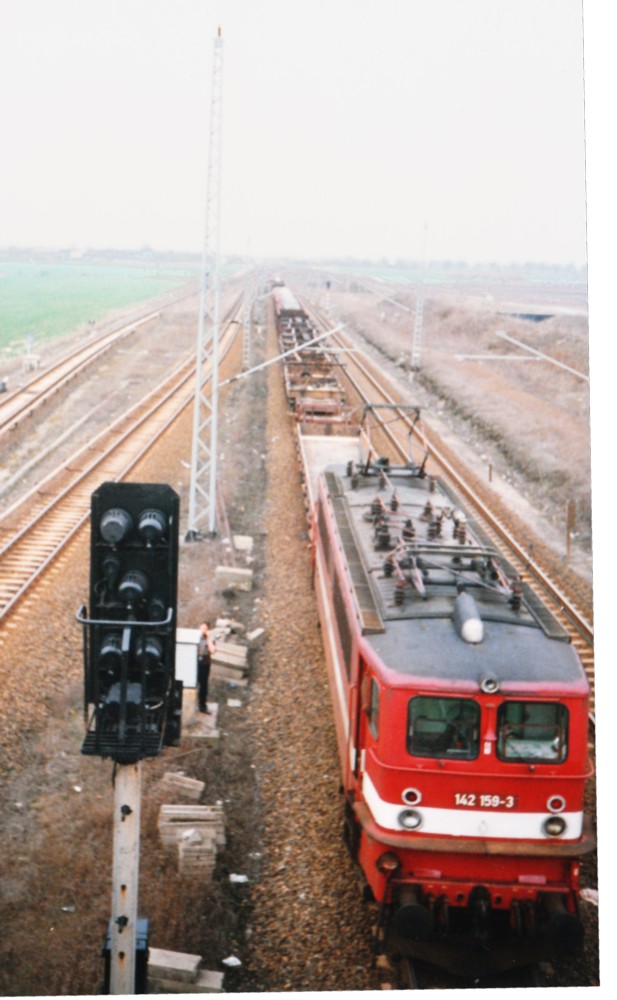 Mrz 1992. Berliner Aussenring. Tfzf von 142 159 am Signalfernsprecher versucht Fdl Akw zu erreichen. Verpatzter Schu mit Kleinbildkamera, immerhin 20 Jahre alt. Ausgerichtet, aber nicht beschnitten - sonst schne Lok weg.