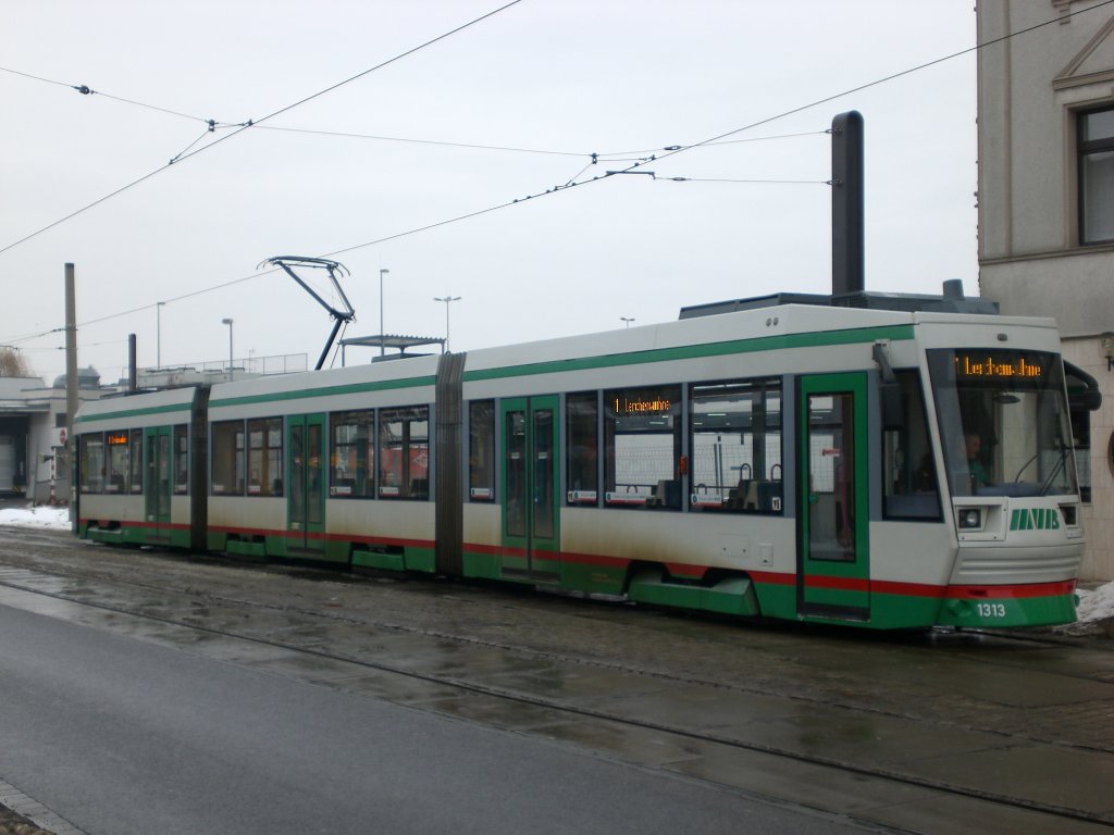 Magdeburg: Straenbahnlinie 1 nach Lerchenwuhne an der Haltestelle Kroatenweg.(18.2.2010)