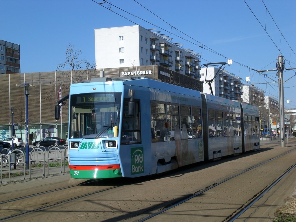 Magdeburg: Straenbahnlinie 1 nach Sudenburg an der Haltestelle Alter Markt.(22.3.2010)