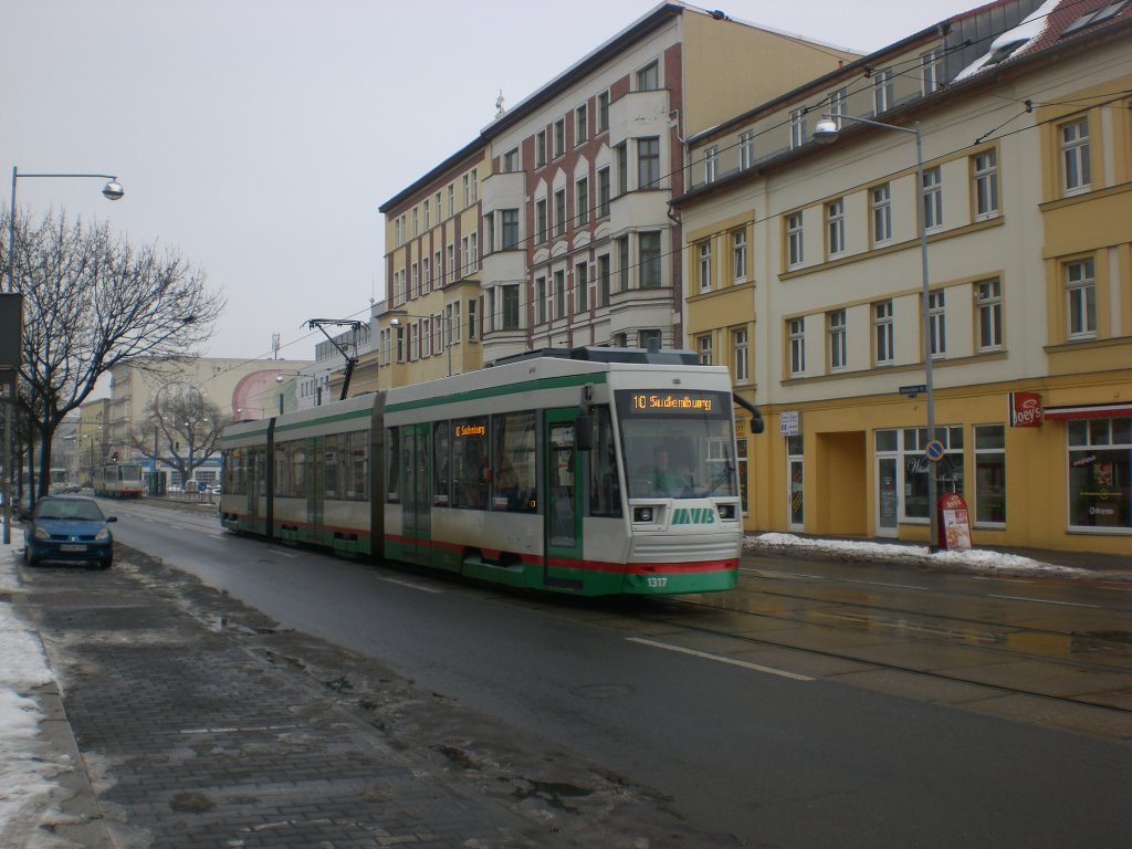 Magdeburg: Straenbahnlinie 10 nach Sudenberg an der Haltestelle Sdring.(18.2.2010)