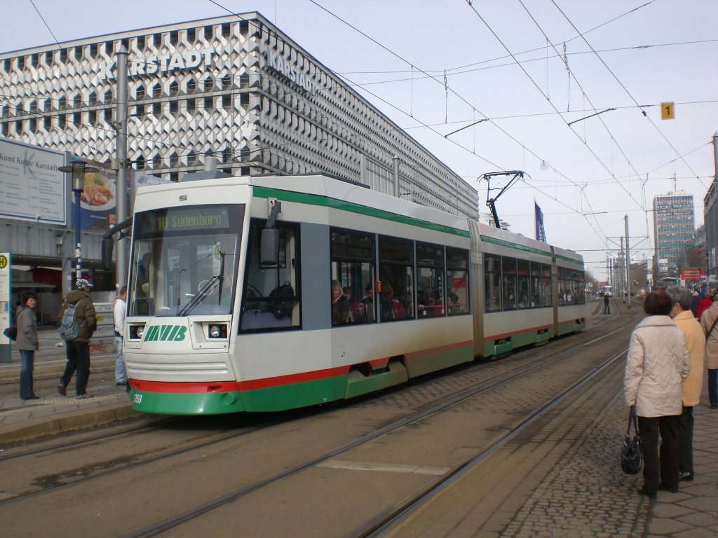 Magdeburg: Stra�enbahnlinie 10 nach Sudenberg an der Haltestelle Alter Markt.(18.2.2010)