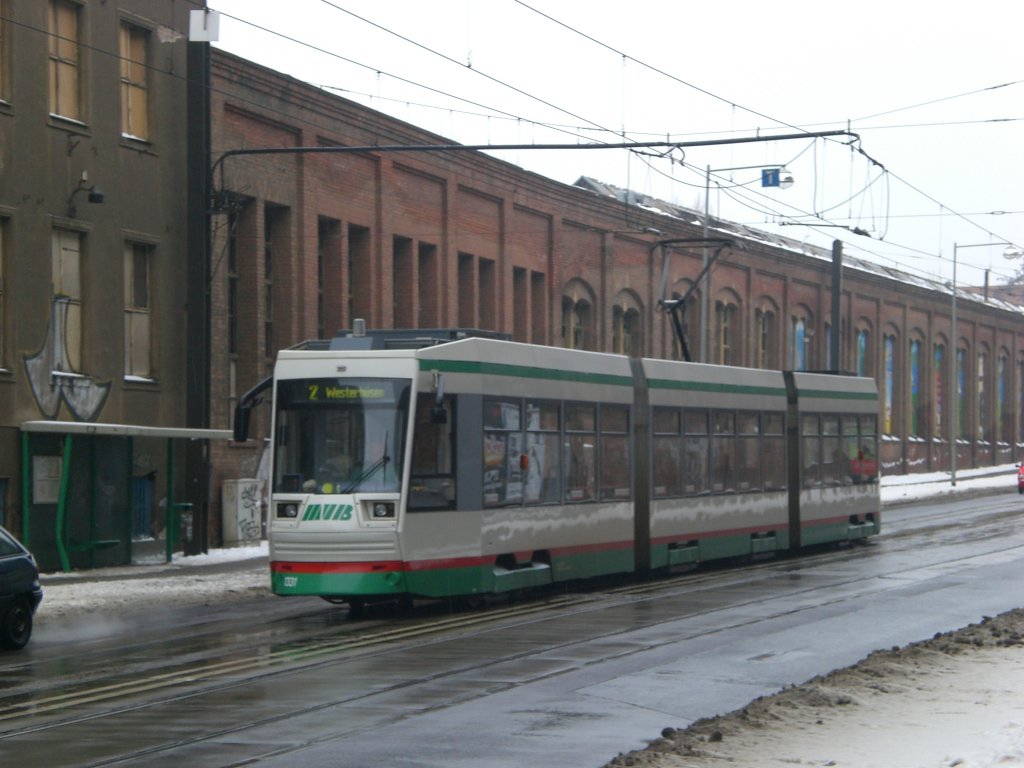 Magdeburg: Stra�enbahnlinie 2 nach Westerh�sen an der Haltestelle Buckau/Wasserwerk.(18.2.2010)