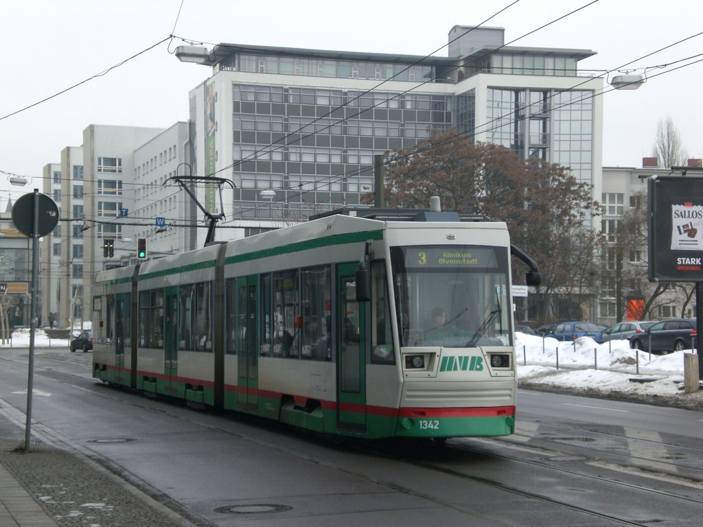 Magdeburg: Stra�enbahnlinie 3 nach Krankenhaus Olvenstedt nahe der Haltestelle Verkehrsbetriebe.(18.2.2010)