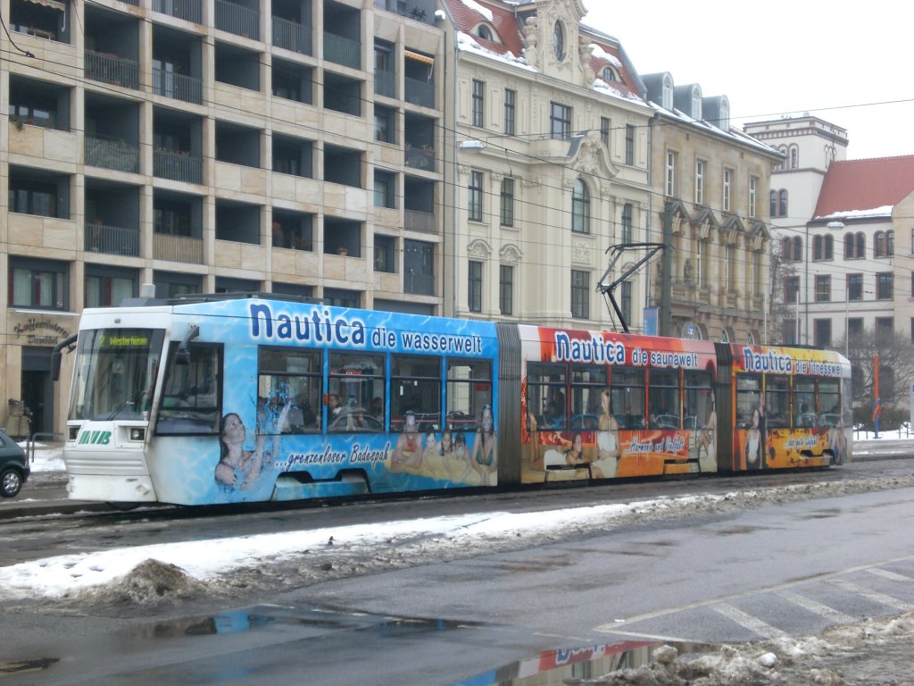 Magdeburg: Straenbahnlinie 3 nach Westerhsen an der Haltestelle Leiterstrae.(18.2.2010)