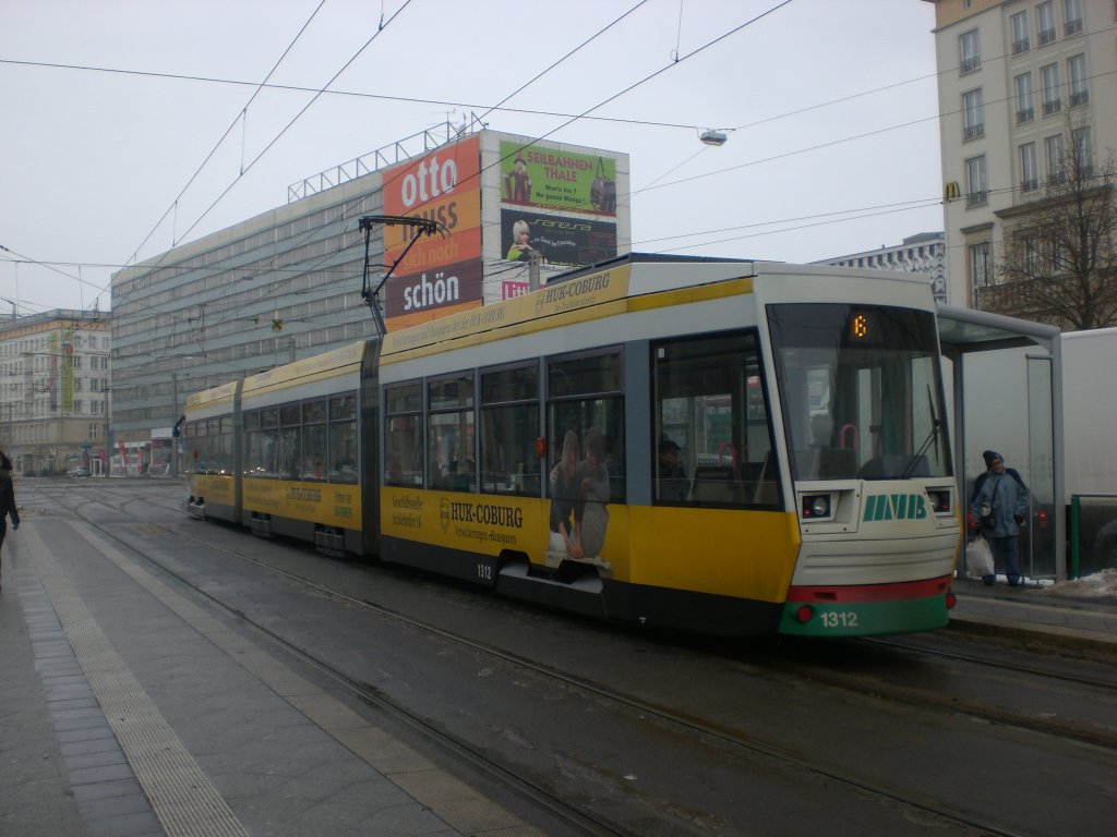 Magdeburg: Straenbahnlinie 6 nach Diesdorf an der Haltestelle Allee-Center.(18.2.2010)