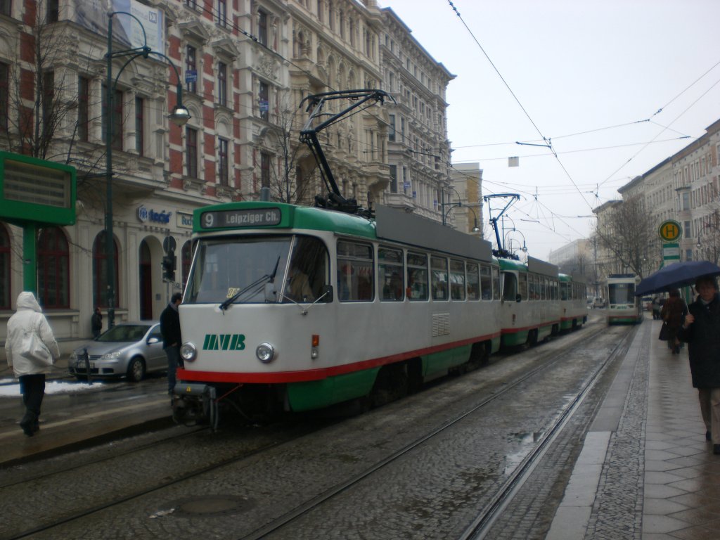 Magdeburg: Stra�enbahnlinie 9 nach Leipziger Chaussee an der Haltestelle Hasselbachplatz.(18.2.2010)