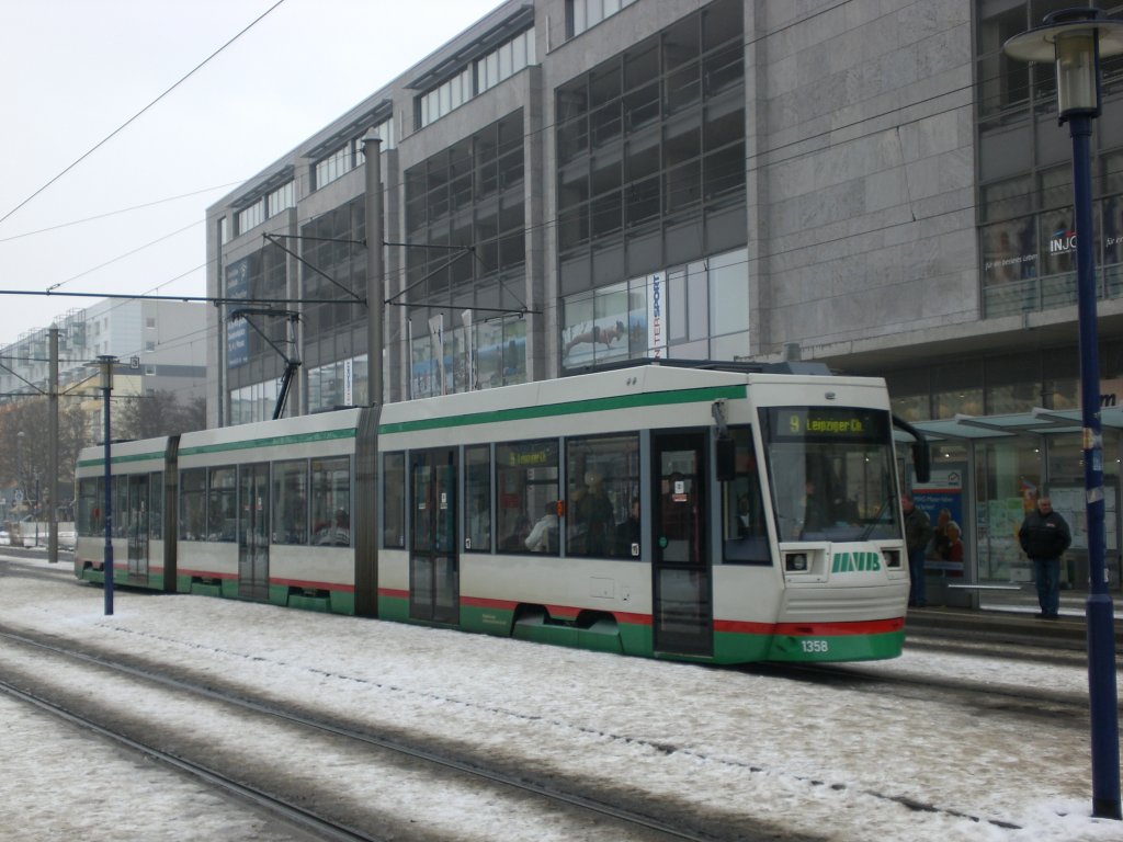 Magdeburg: Straenbahnlinie 9 nach Leipziger Chaussee an der Haltestelle Alter Markt.(18.2.2010)