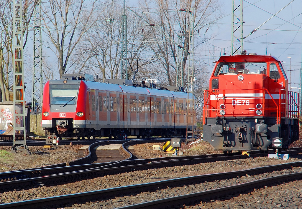 Mahlzeit! Whrend das Personal der HGK ihre 272 015-5 aufs Abstellgleis geparkt hat, ist der Tf des 423 757-4 in vollem Arbeitseinsatz auf der S11 nach Bergisch Gladbach. Dienstag 8. Februar 2011 