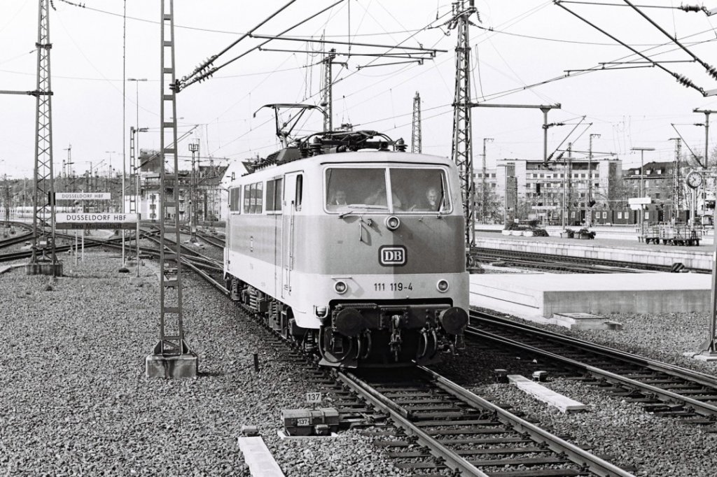 Mai 1988 enstand dieses Bild der 111 119 mit gut bezetzten Fueherraum,Duesseldorf Hbf.