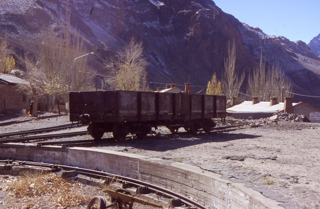 Mai 2005: Polvaredas im Drnrschenschlaf
Alter Bahndienstwagen auf der Meterspur. Die Drehscheibe liess sich nach 20 Jahren Stillstand noch gut bewegen.
