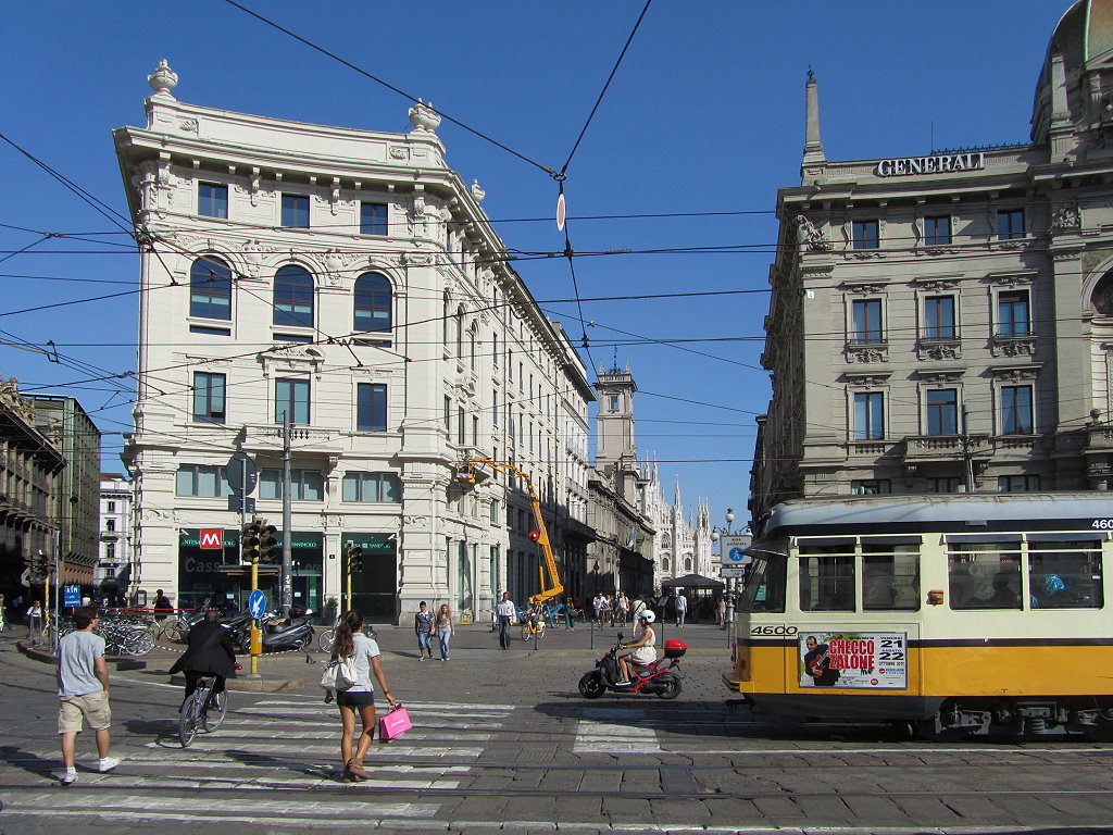 Mailnder Straenszene auf der Piazza Cordusio mit Tw 4602 auf der Linie 2 vor der Kulisse des Doms, 30.08.2011.