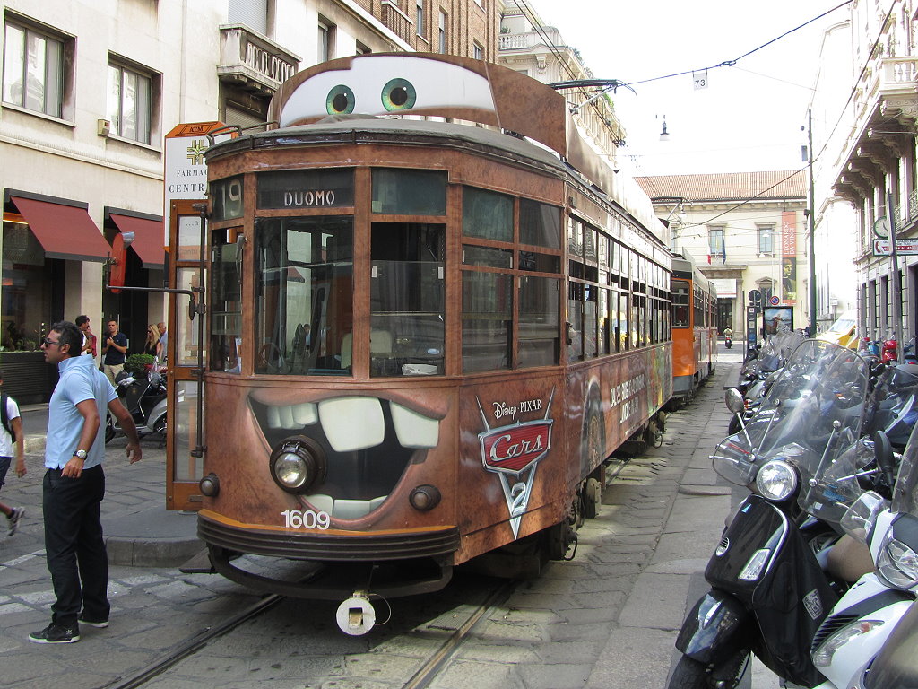 Mailand Tw 1609 wendet in einer Schleife zwischen Piazza Cordusio und Duomo, 30.08.2011.