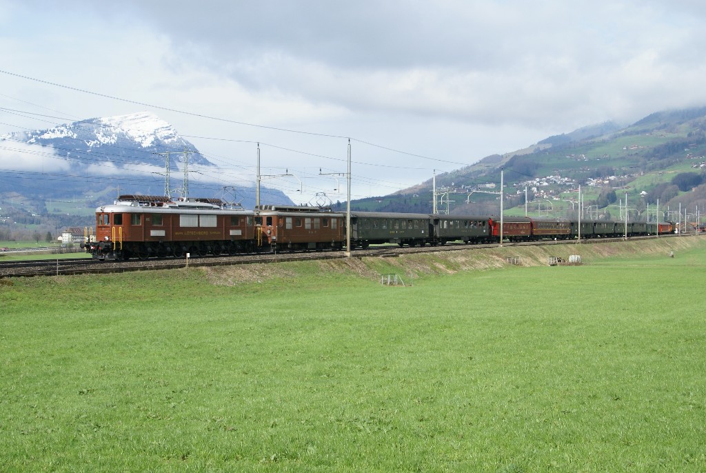Majesttisch grsst die Knigin der Berge den Nostalgie-Rhein-Express, der am 27.3.10, gezogen von den BLS-Veteranen Ae 6/8 205 und Ae 4/4 251, Steinen hinter sich zurcklsst.